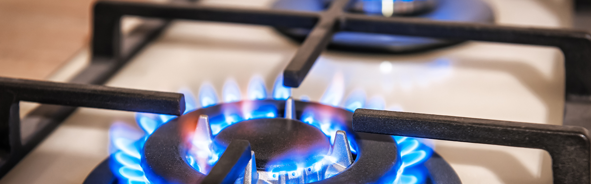 Gas hob with two rings which are lit