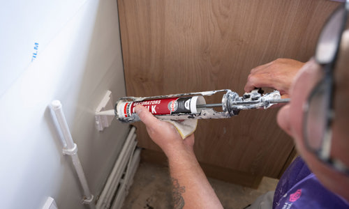 Man putting Polyfilla on the wall and doing some DIY